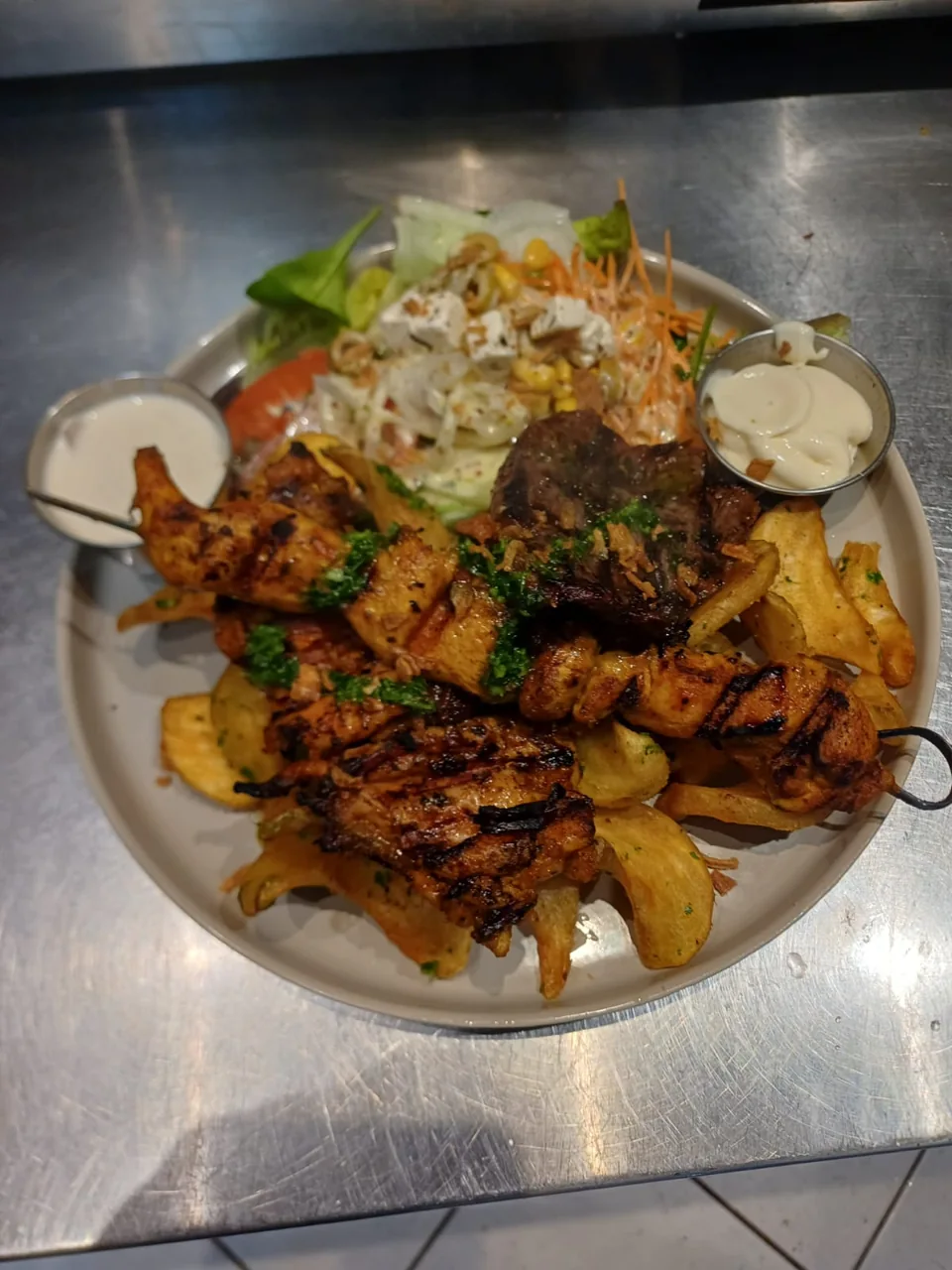 Assiette de grillades, salade et pommes de terre chez Nab’s Grill